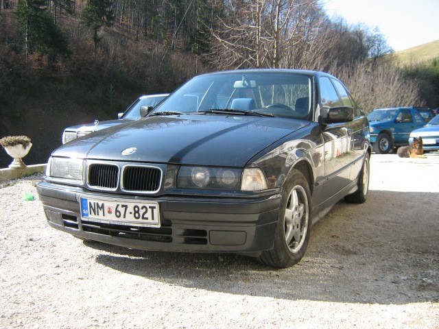 BMW e36 316i limo (pred karambolom) - foto