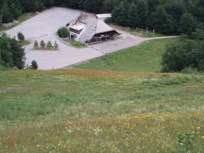 Še enkrat parkirplac, gledano iz 3ke