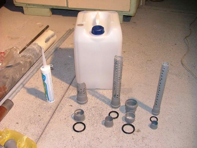 Pripravljeno za lepljenje - posoda naluknjana, od leve: silikon, kanal za grelec, cedilo z