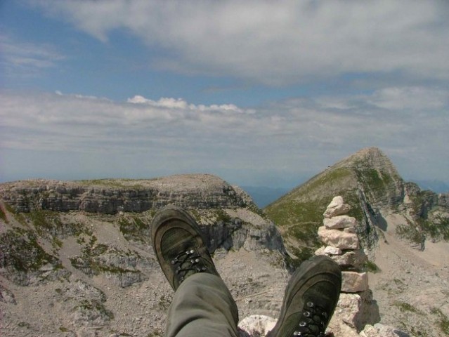 Na vrh peskov, pogled na Krn (desno), Batognico (levo) in moje utrujene noge : )