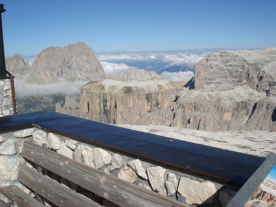 pogled iz vrha  Sass Pordoi -2950n.m Dolomiti ,brez meglice
 samo pogled koder seže oko a