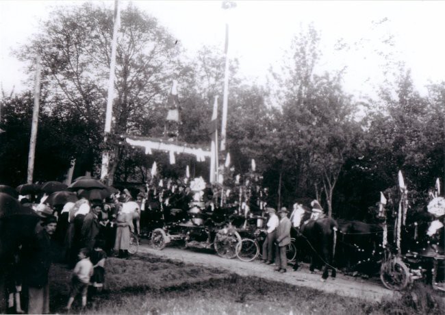 Slavolok ob začetku vasi leta 1924 in dovozzvonov