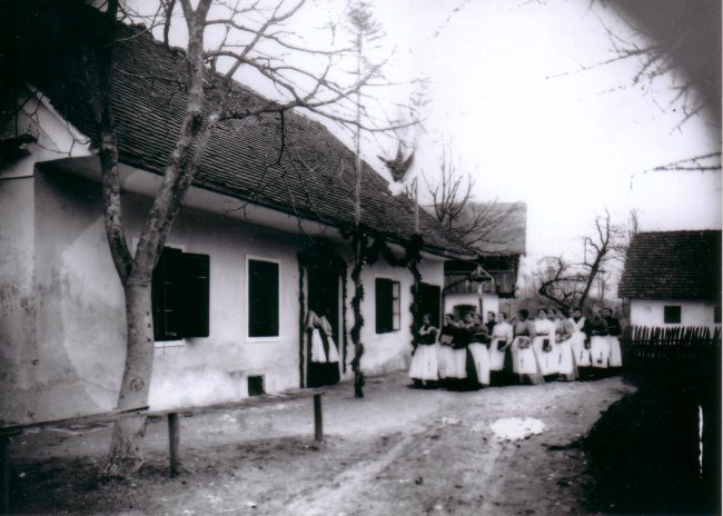 Vhod gojenk gospodinjskega tečaja v Jerasovo hišo