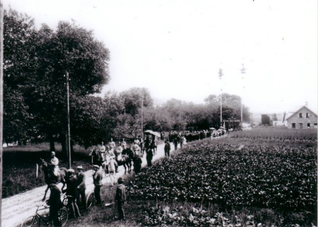 Sprevod gasilcev v Šmarci leta 1927