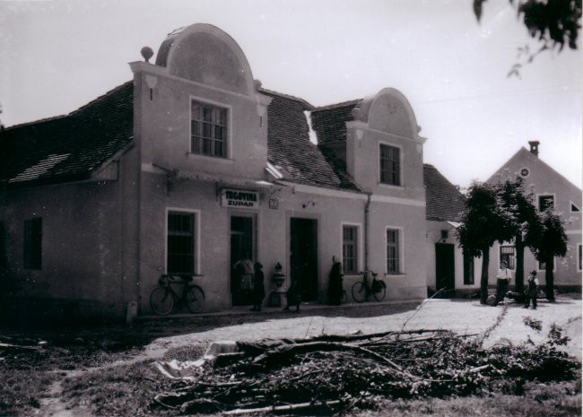 Trgovina Zupan leta 1930 slikana z severozahodne strani