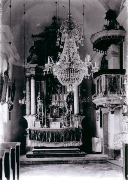 Oltar v cerkvi
