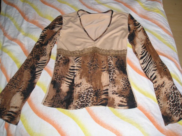 Elegantna majica, tigrasti vzorec, rokavi na trapez.
cena:10€