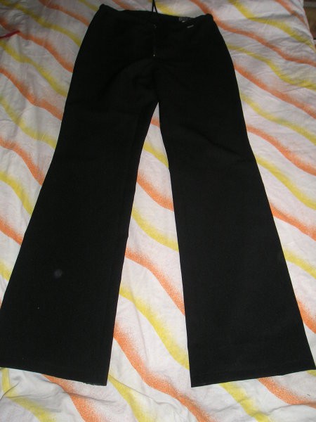 dolge elegantne hlače, št 34
(ozke vendar zelo dolge).
cena 10€