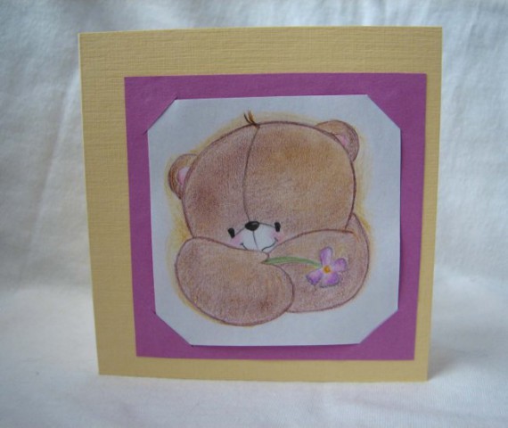 Voščilnica za medvedji swap - medo narisan z barvicami in prilepljen na kolaž.