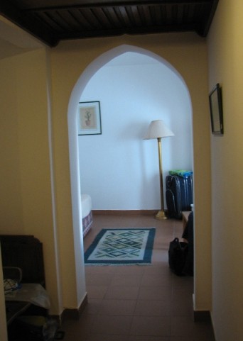 Pogled z glanega vhoda proti spalnici.
