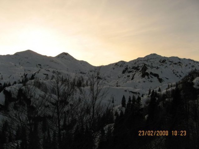 Sonce se je že spustilo za gorami.