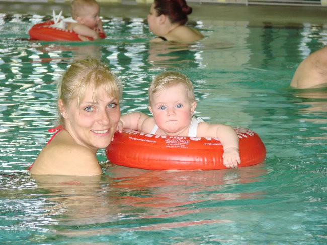 Z mami  bili prvič na plavalnem tečaju.