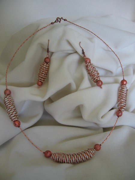 Srebrna in bakrena zvita žica, perle
