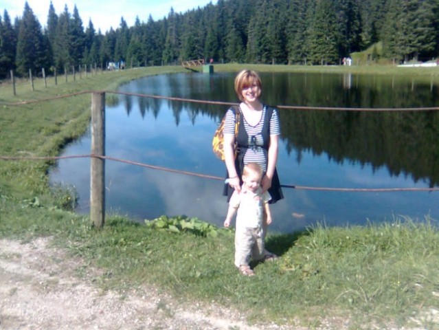Z mamico pri jezeru pod Roglo
