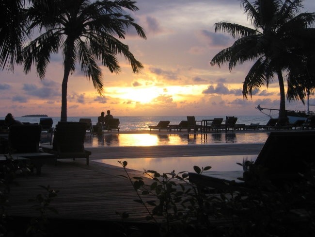 Prvi večer na Maldivih je bil krasen sončni zahod, midva pa sva se osvežila v bazenu