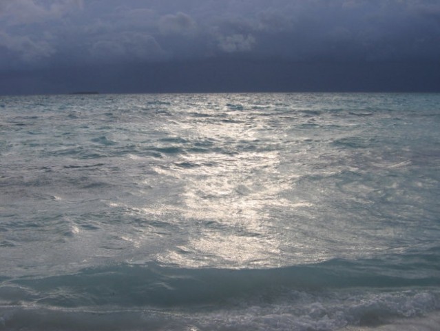 Voda deluje mehka kot vata; nedaleč stran od obale pa ob sončnem zahodu lahko vidiš tudi d