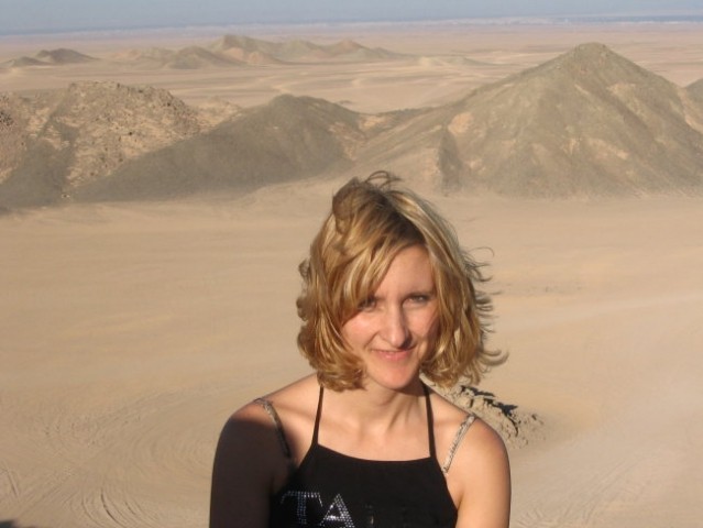 Kamnita puščava se razlikuje od peščene (Sahara)