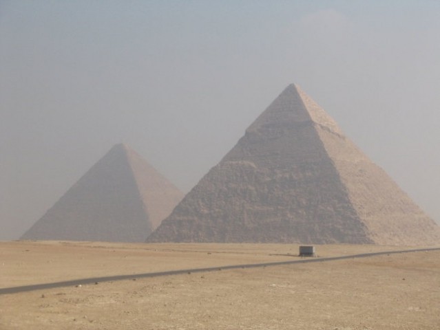 Piramide v daljavi