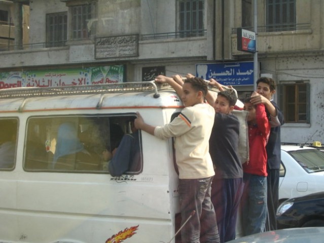 Promet v Kairu po domače; in to na glavni ulici, ki funkcionira brez semaforjev