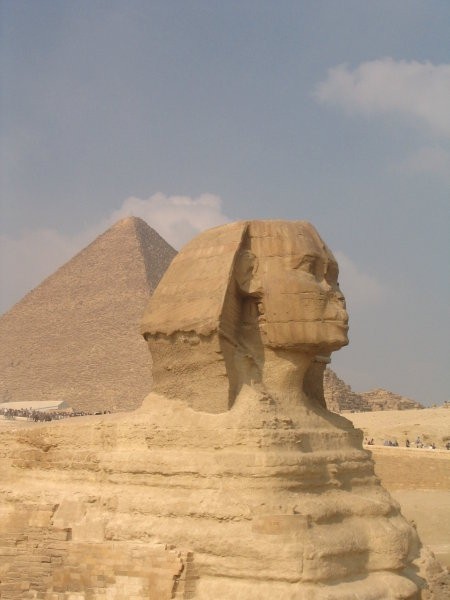 Sfinga pazi na piramido oz. grobnice pred izropanjem