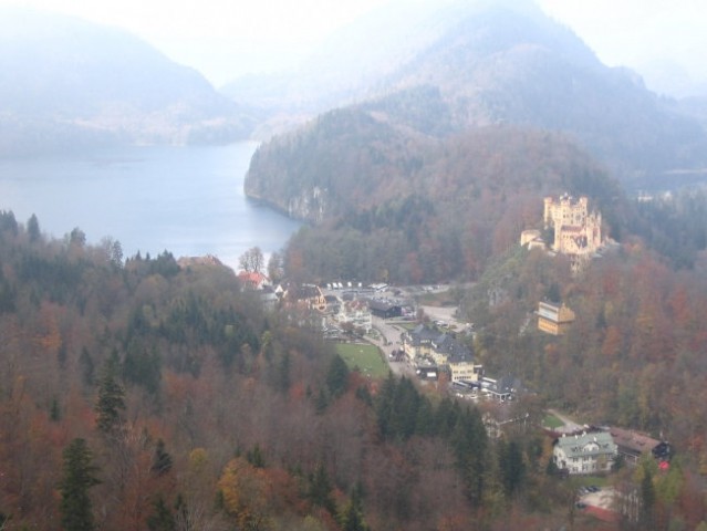 Dolina z jezerom nad katero se dviga vzpetina in na njej pravljični grad, spodaj pa se vid
