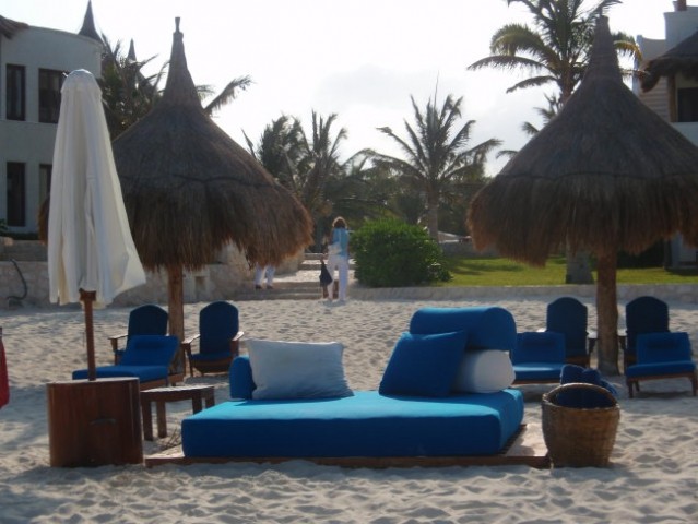 Sosednji resort je svojim gostom ponujal še več udobja; cela postelja sredi plaže. A za to