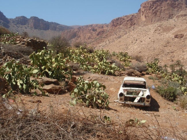 Star avto sredi puščave