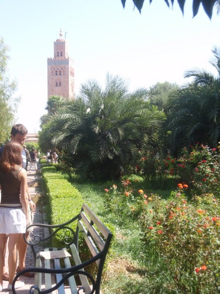 Mošeja in vrtovi okoli nje v Marrakechu