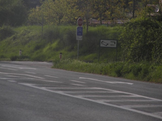 Previdno preko glavne ceste in nato zavoj desno navzgor