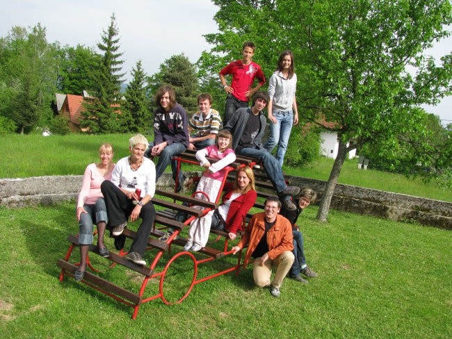 Piknik -moj rojstni dan 15.5.2008.
Zraven mene sestra Jagi, Mojca in Aleš, njuna Tina, pa