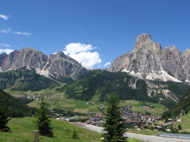 Corvara , v ozadju desno je Sassonger 2625 m.