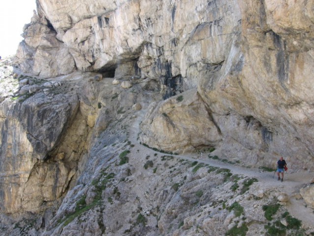 Na vrh Monte Lagazuoia po drzno speljani poti ter skozi tunele, kateri so speljani v gori.