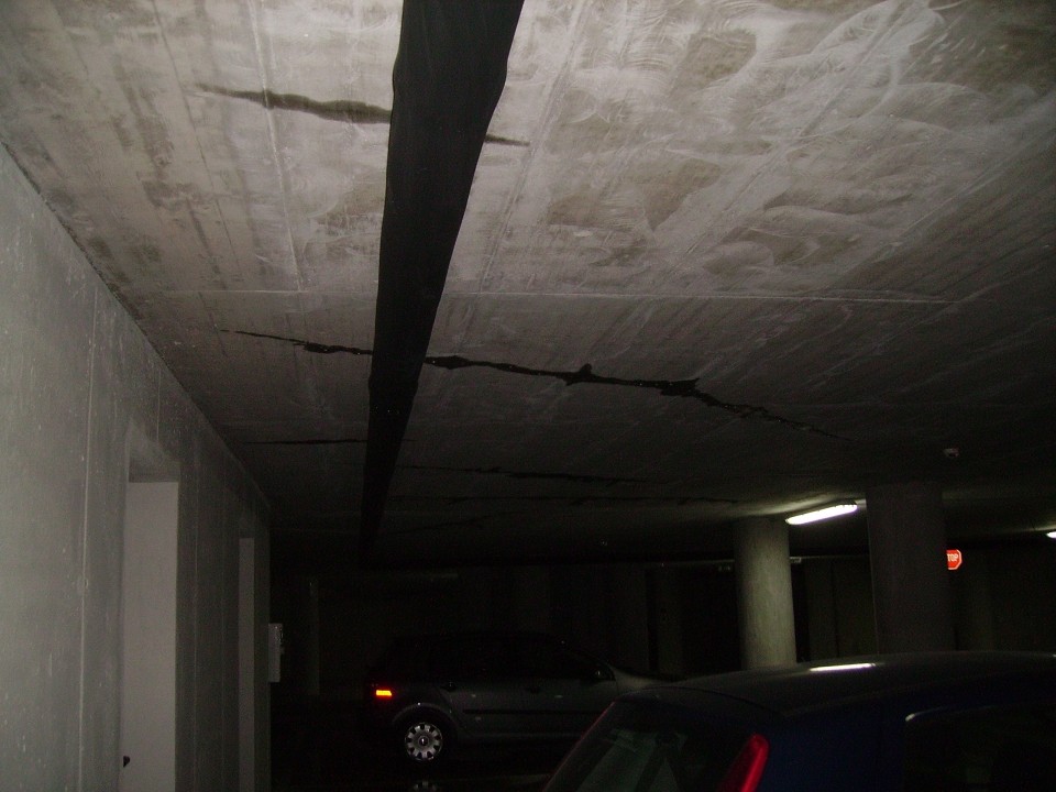 Voda teče skozi strop iz prve v drugo garažo