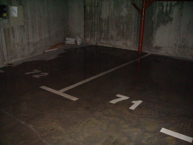 Poplava v prvi garaži (voda pronica skozi tla v drugo garažo)