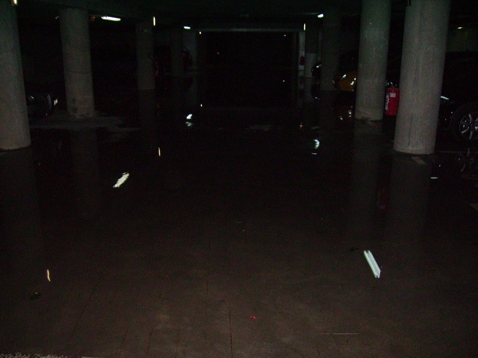 Poplava v prvi garaži (voda pronica skozi tla v drugo garažo)