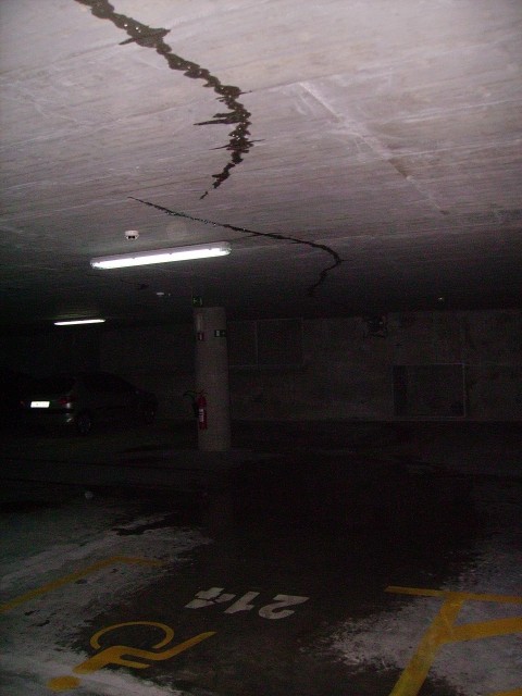 Poplava v drugi garaži, voda vdira skozi razpoke v stropu