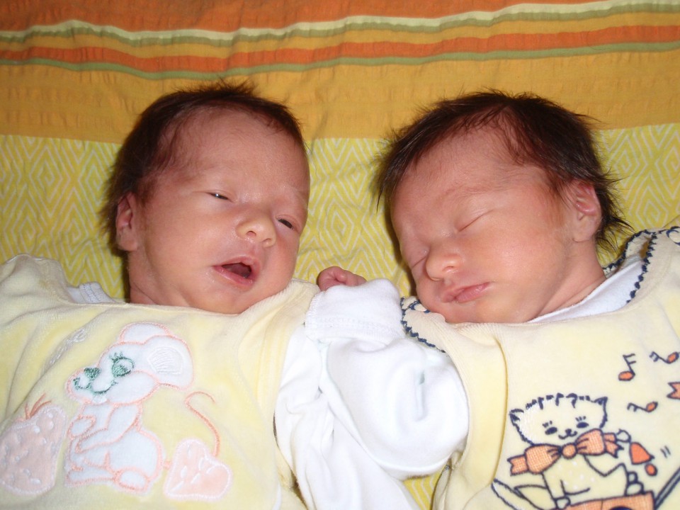 Lana se zbuja, Sara pa vztraja pri spanju 30.8.2008