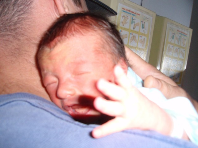 Lana v porodnišnici pri očku - ni ji všeč, da jo slikamo 25.8.2008