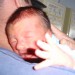 Lana v porodnišnici pri očku - ni ji všeč, da jo slikamo 25.8.2008
