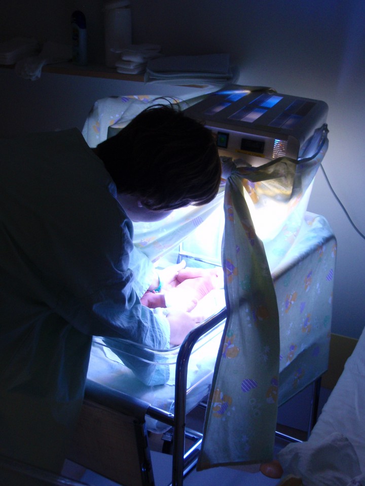 Sara pod lučko v porodnišnici 25.8.2008