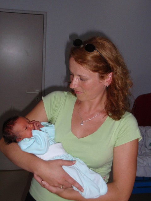 Lana v porodnišnici, prvič v naročju Marjete 25.8.2008