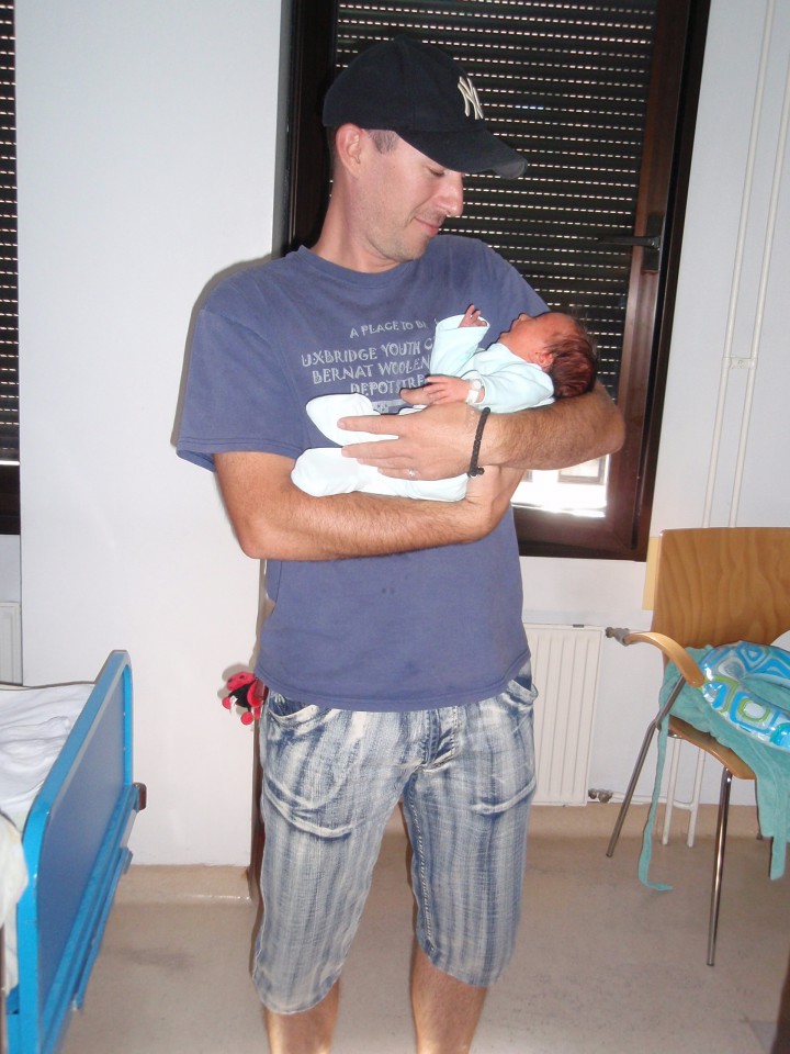 Lana v porodnišnici v varnem očkovem naročju 25.8.2008