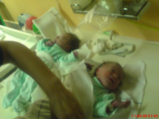 Sara in Lana v porodni sobi 21.8.2008 ob 01.40