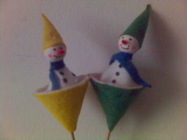 Dva snežkota - lutki na palčki, ki skačeta ven in not:)