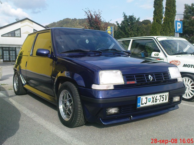 Zbor avtomobilov Renault 5 GT Turbo - foto