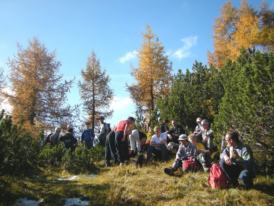 042
Malica in počitek na sedlu pod Križevnikom