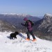 096
Zimska tura na Dleskovec, prihod s psičkom Arnijem na vrh, pogled na Peco in Raduho