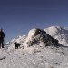 098
Zimska tura na Dleskovec, na vrhu s psičkom Arnijem, pogled na Veliki vrh in Planjavo