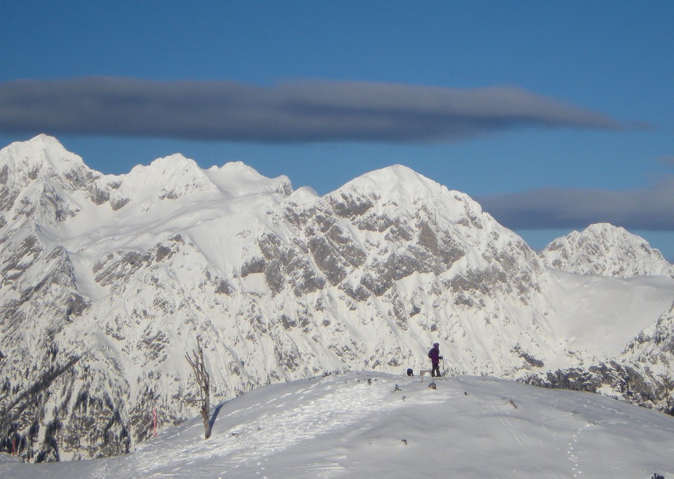 Na vrhu Velike planine pogled na Skuto Rinke, Brano in Kamniško sedlo, v ozadju Mrzla gora