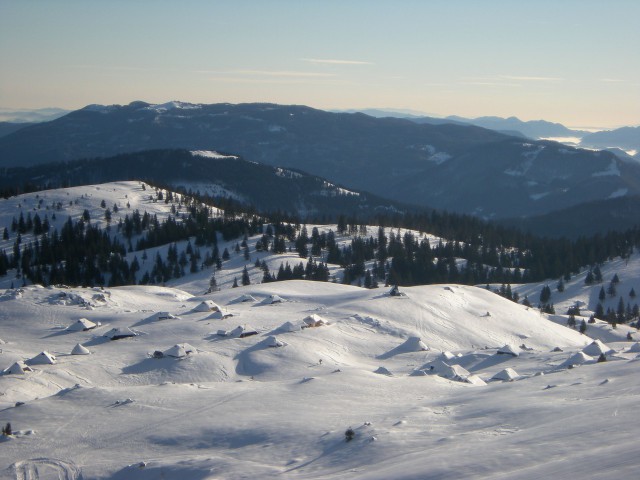 Na vrhu Velike planinepo gled na pastirske stane v ozadju  Menina planina in Kašni vrh